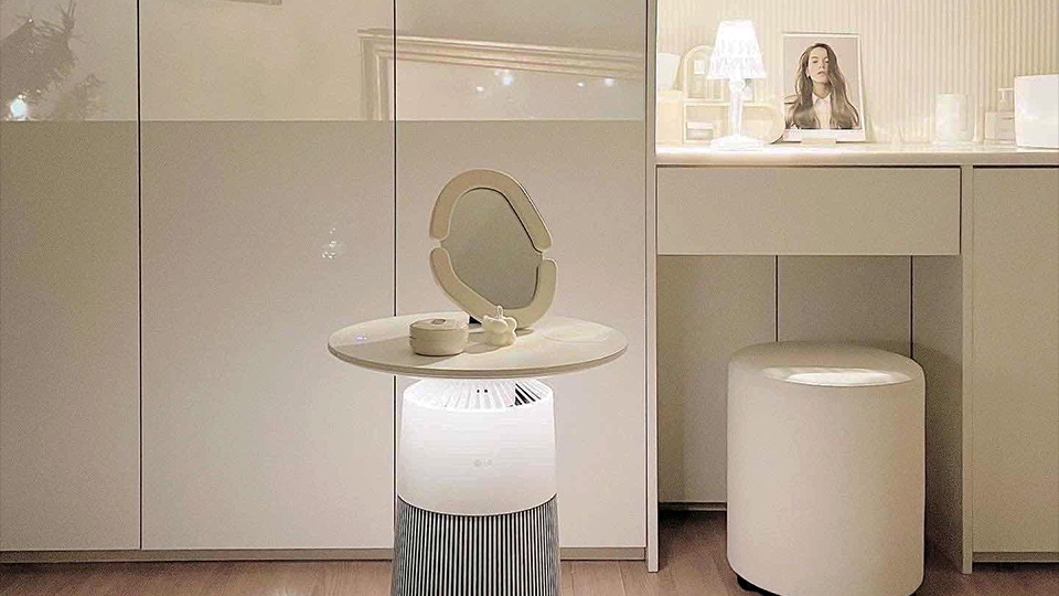 The product is placed in the middle of the room, and the product's mood lighting function lights up to create a warm atmosphere.